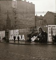 1969 Budapest, a Fővárosi Moziüzemi Vállalat hirdetőoszlopai, plakáthelyei, kirakatai, ahol az új fi...