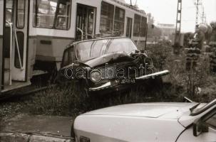 cca 1985 Villamos és taxi karambolja, helyszíni felvételek, 11 db szabadon felhasználható vintage negatív, 24x36 mm