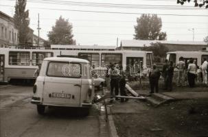 cca 1985 Villamos és taxi karambolja, helyszíni felvételek, 11 db szabadon felhasználható vintage ne...