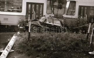 cca 1985 Villamos és taxi karambolja, helyszíni felvételek, 11 db szabadon felhasználható vintage ne...