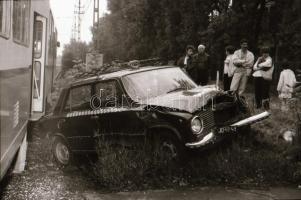 cca 1985 Villamos és taxi karambolja, helyszíni felvételek, 11 db szabadon felhasználható vintage ne...
