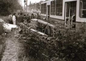 cca 1985 Villamos és taxi karambolja, helyszíni felvételek, 11 db szabadon felhasználható vintage ne...