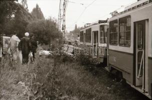 cca 1985 Villamos és taxi karambolja, helyszíni felvételek, 11 db szabadon felhasználható vintage ne...