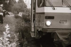 cca 1985 Villamos és taxi karambolja, helyszíni felvételek, 11 db szabadon felhasználható vintage ne...