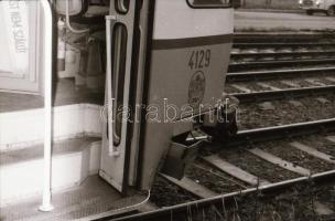 cca 1985 Villamos és taxi karambolja, helyszíni felvételek, 11 db szabadon felhasználható vintage ne...