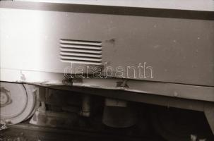 cca 1985 Villamos és taxi karambolja, helyszíni felvételek, 11 db szabadon felhasználható vintage ne...