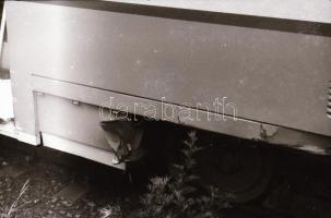 cca 1985 Villamos és taxi karambolja, helyszíni felvételek, 11 db szabadon felhasználható vintage ne...