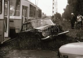 cca 1985 Villamos és taxi karambolja, helyszíni felvételek, 11 db szabadon felhasználható vintage ne...
