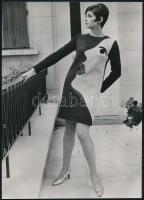 cca 1966 Divatfotók Párizsból, Londonból, New Yorkból, 3 db feliratozott vintage fotó, 23x17 cm