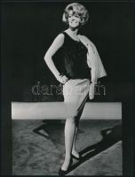 cca 1966 Divatfotók Párizsból, Londonból, New Yorkból, 3 db feliratozott vintage fotó, 23x17 cm