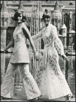 cca 1969 Budapesti szabadtéri divatfotók, 3 db vintage fotó, 23x17 cm