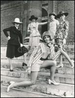 cca 1969 Budapesti szabadtéri divatfotók, 3 db vintage fotó, 23x17 cm