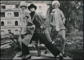 cca 1969 Budapesti szabadtéri divatfotók, 3 db vintage fotó, 23x17 cm