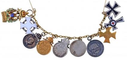 10db-os kitüntetés miniatűr tétel, frakkláncon, benne: 1884. "Vaskorona Rend hadidíszitménnyel ...