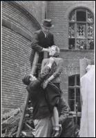 1945 Budapest, háborús bűnös halálos ítéletének nyilvános végrehajtása, 4 db vintage negatívról készült mai nagyítás, 25x18 cm