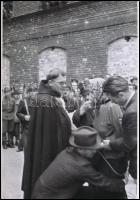 1945 Budapest, háborús bűnös halálos ítéletének nyilvános végrehajtása, 4 db vintage negatívról kész...