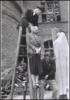 1945 Budapest, háborús bűnös halálos ítéletének nyilvános végrehajtása, 4 db vintage negatívról kész...