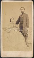 cca 1858 Dús Sándor és neje feliratozott, vizitkártya méretű fényképe, Simonyi pesti fényirdájából, 10,5x6 cm