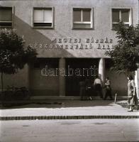 cca 1969 Kecskeméti városképek, épületfotók, 13 db szabadon felhasználható vintage negatív, 6x6 cm