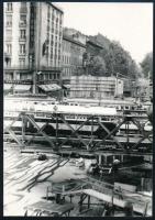 1963 Budapest, az Astoria aluljáró felszíni építése, 13 db vintage fotó, 9x13 cm
