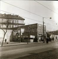 cca 1964 Budapest, Kőbánya, a kerület épületei, utcaképek, a városrész fejlődése, 21 db szabadon felhasználható vintage negatív, 6x6 cm