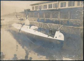 cca 1909 Fiume (?) SM U-5 Osztrák-Magyar Monarchia Haditengerészetének tengeralattjárója, korabeli fotón, 8x11 cm / cca 1909 SM U-5 Austro-Hungarian Navy submarine, photo, 8x11 cm