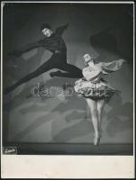 cca 1940 Balett táncosok, Foto Fekete, kis szakadással, tűnyomokkal, 23,5x18 cm