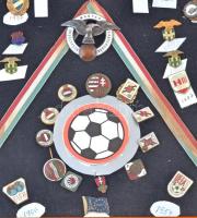 1901-2002. Magyar labdarúgó-bajnokcsapatok jelvényei. ~115db klf jelvényt tartalmazó különleges gyűj...