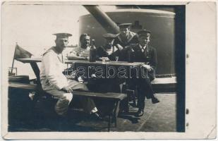 1916 Az SMS Maros Dunai Flottilla folyami monitor matrózait ábrázoló 2 db fotó és eredeti sapkaszala...