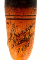 Kisméretű tajtékszipka, fém szerelékkel, "Országos Kiálitás(!) 1885" felirattal, 3,5×3 cm