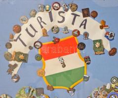 Magyar túrajelvény gyűjtemény, nagyméretű üvegezett fakeretben, Magyarország térképre rögzítve. Több...