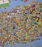 Magyar túrajelvény gyűjtemény, nagyméretű üvegezett fakeretben, Magyarország térképre rögzítve. Több...