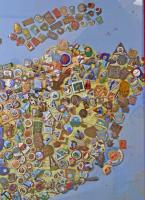 Magyar túrajelvény gyűjtemény, nagyméretű üvegezett fakeretben, Magyarország térképre rögzítve. Több...