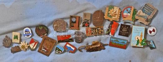 Magyar túrajelvény gyűjtemény, nagyméretű üvegezett fakeretben, Magyarország térképre rögzítve. Több...