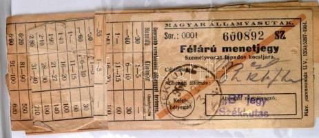 cca 1930-1980 Menetjegy gyűjtemény, közlekedési jegyek fotó albumban berakva, legalább 50 db