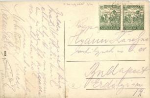 Ópusztaszer, Sövényháza; utcakép a Római katolikus iskolával. Fehér dekorációval