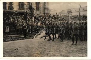 1940 Kolozsvár, Cluj; bevonulás, Horthy Miklós tiszteleg a katonáknak, Purgly Magdolna / entry of the Hungarian troops, Horthy saluting, So. Stpl