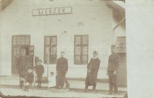 1907 Ljeszek, Liesek; vasútállomás vasutasokkal / Bahnhof / Stanica / railway station with railwaymen, photo (EK)