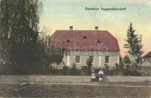 Nagyszalatna, Zvolenská Slatina; hölgyek az épület kerítésénél / ladies at the fence