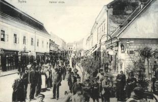 Nyitra, Nitra; Kalmár és Kereszt utca sarka, piac, König Lipót üzlete / street view with shops, market