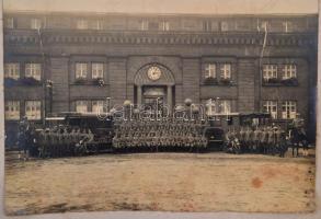 cca 1935 Minden, Németország. Katonai alakulat lovakkal, autókkal, motorokkal, tisztekkel. Csoportké...