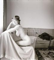 cca 1978 13 db szolidan erotikus felvétel negatívja, 4x6 cm és 6x6 cm