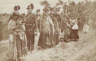 1907 Dánszentmiklós, Dánosi cigányokat szemrevételező kakastollas csendőrök (dánosi rablógyilkosság után) / Hungarian gypsy group with gendarmes after the famous murder robbery, photo (EK)