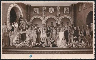 1940 Ózd, A Bizánc című színdarab szereplői a díszletek előtt, feliratozott, pecséttel jelzett fotólap, 9x14 cm