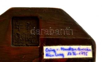 Jelzett kínai "házi oltár" triptichon, festett műgyanta?, m: 22 cm