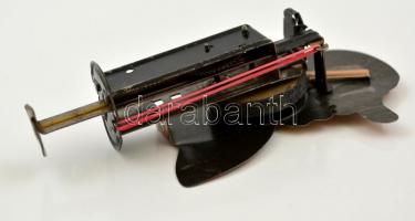 "Zsémbes öregasszony", mozgatható lemezjáték, m: 13 cm