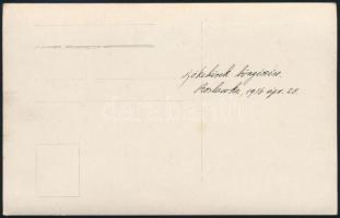 1916 Roslawka, Katonák böngészik a Pesti Hírlap híreit, feliratozott fotólap, 9x14 cm