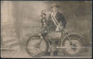 cca 1910-1910 Éljen a nagykőrösi iparos ifjúság - kerékpáros műtermi fotója, felületén törésnyomokkal, 9x14 cm