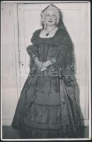 1940 A gyászruhás hölgy a Minna von Barnhelm színdarab ifjúsági előadásában, Wellesz Ella fotója, hátoldalon feliratozva, pecséttel jelzett, 11,5x17,5 cm