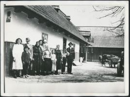 Székelyföld, székely parasztház és lakói, Buray Zsuzsanna pecséttel jelzett fotója, sarkán törésnyommal, 18x24 cm
